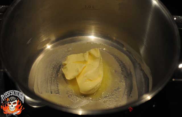 Butter in einem Topf schmelzen...