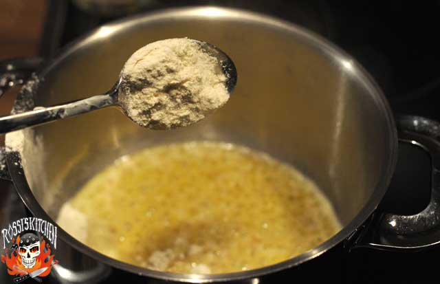 Das Mehl hinzufügen und mit der Butter und den angeschitzten Schalotten vermengen...