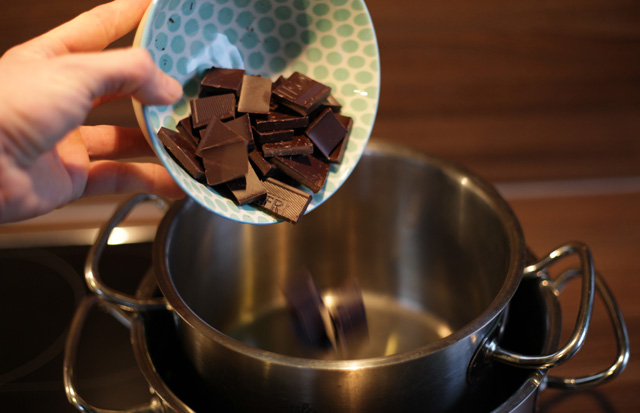Die beiden Schokoladensorten sowie das Palmin im Wasserbad zum schmelzen bringen