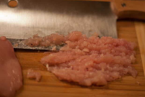 Die Hähnchenbrust Filets mit einem Messer richtig klein schneiden...