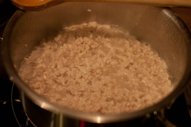 im Wasser so lange garen, bis das Hähnchenfleisch durchgegart ist (wenn es weiß ist)