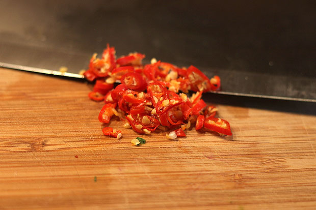 Thai Chilies in feine Ringe schneiden...