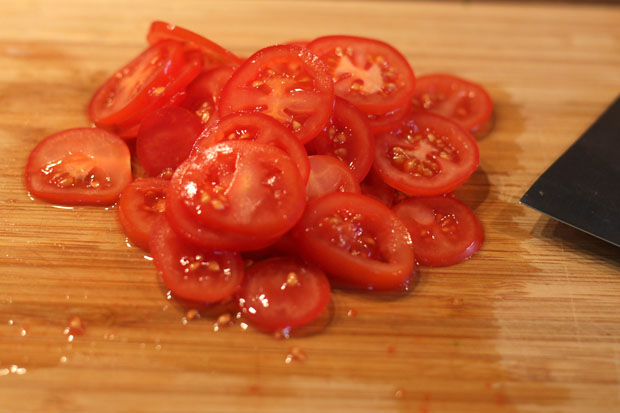 Tomaten in Ringe oder Spalten schneiden...