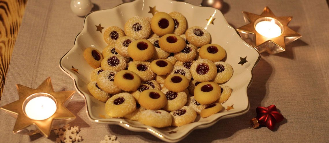 Adventszeit ist Plätzchenzeit, am besten schmecken sie, wenn man sie selbst macht. Backen verzückt jung und alt, die Küche duftet, die Kinder dürfen helfen und naschen.

Im Foto: Kulleraugen