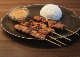 Thailändische Schweinespieße-Muu Ping (หมูปิ้ง)